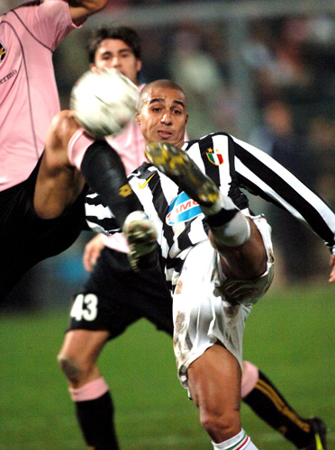 全球先锋赛首日预告的官方公告： Top Esports 将对阵 Hanwha Life Esports ，一场强强对决，争取一个良好的开局